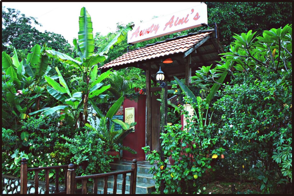 Aunty Aini's Garden Cafe Menghidangkan Sajian Melayu di Dalam Taman