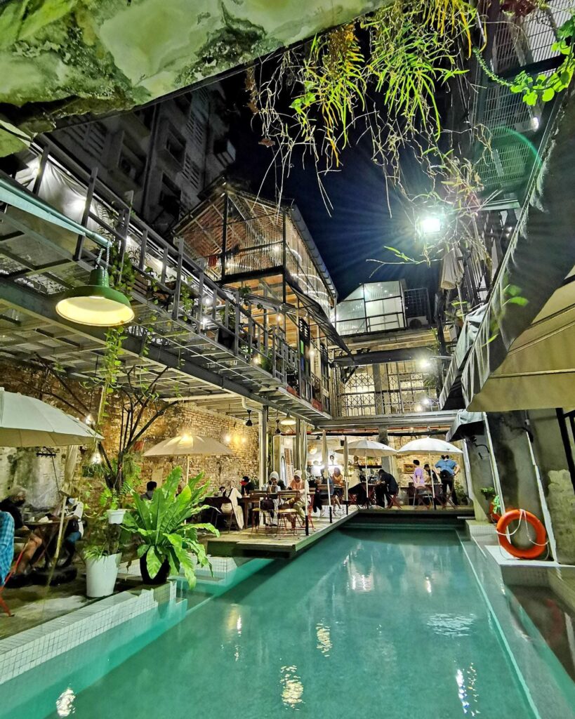 Kafe Kleptokrat : Kafe Vintage di Bangunan Berusia 100 Tahun Dengan Kolam Di Tengahnya !