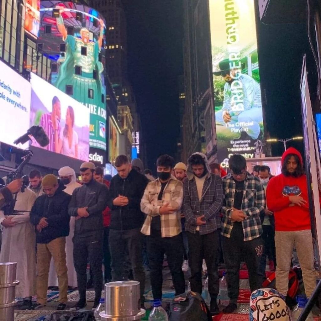 Solat Tarawih Diadakan di Times Square New York, Netizen Luah Pendapat