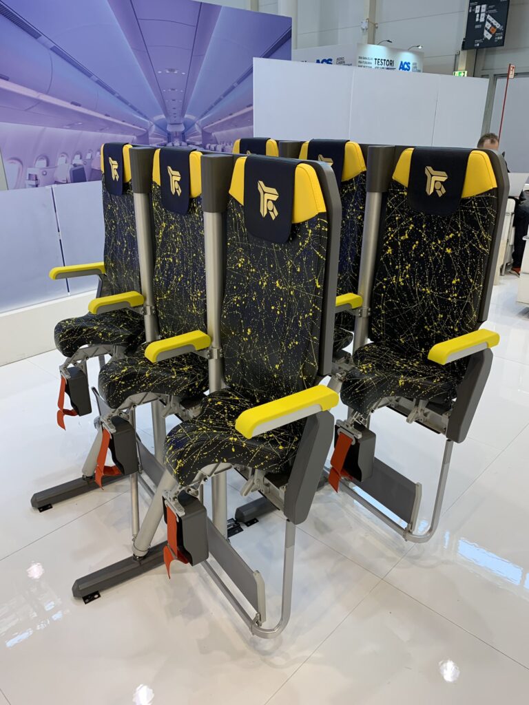 Prototaip Kerusi Ultra-Ekonomi Untuk Pesawat Tambang Murah Diperkenalkan. Duduk Tidak, Berdiri Pun Tidak SamChui