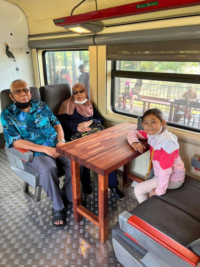 Kafe Belibis Tawar Pengalaman Unik Makan Dalam Koc Keretapi di Pekan, Pahang
